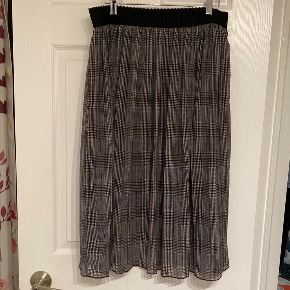 Zara Basics Black Women’s checked skirt with white and brown detail. Size L
